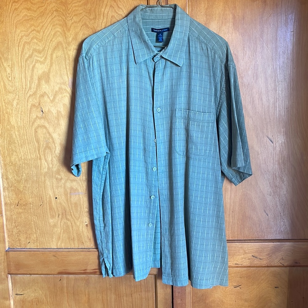 Mens Van Heusen Studio XL 17-17.5 casual short sleeve shirt in great shape